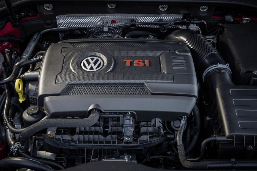 Моторный отсек Volkswagen Golf GTI 5-Door 2017 года  (WW) (фото 2 из 19)
